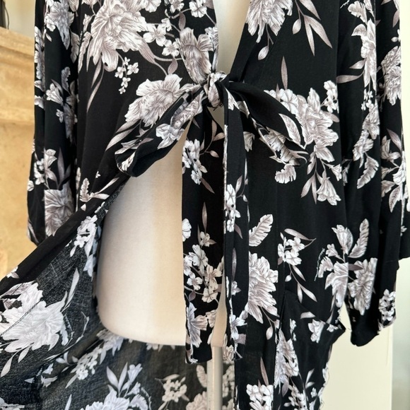 Spiritual Gangster Black and White Floral Print Tie Front Kimono Womens One Size - Picture 6 of 14